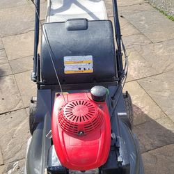 HONDA HRX217 SELF PROPELLED LAWN MOWER.