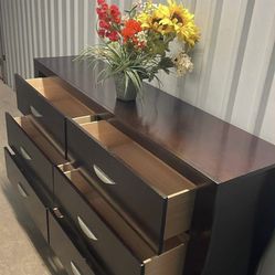 Modern Long Dresser With Big Drawers. Drawers Sliding Smoothly. Delivery Available. Se Habla Español 