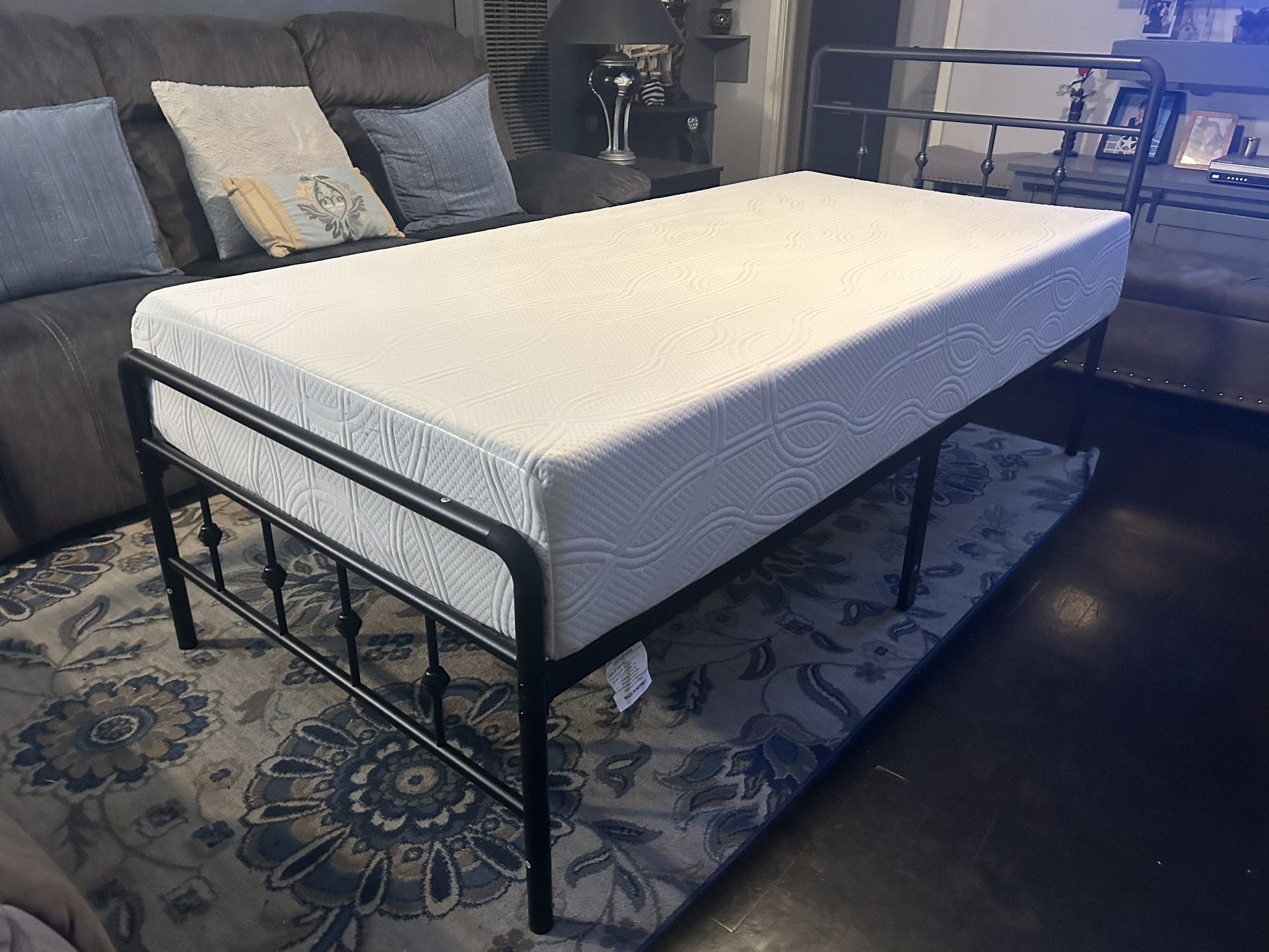 BONITA CAMA TWIN XL DE METAL ALTA NEGRA CON COLCHON MEMORY FOAM 10” USADA COMO NUEVA