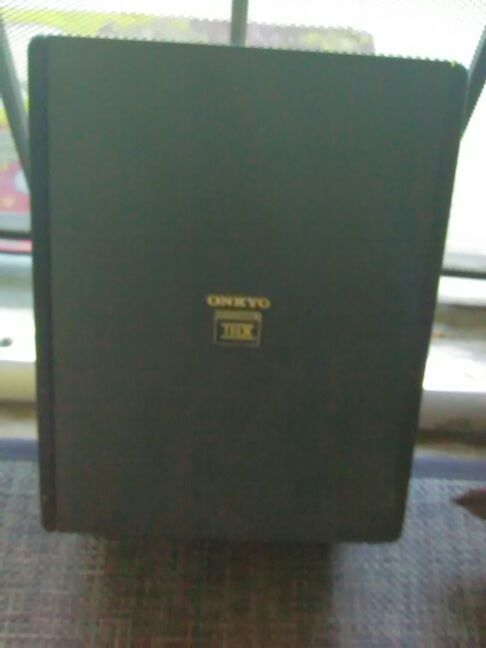 Both SIDE have speakers 8$