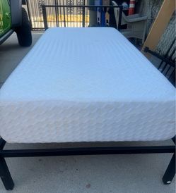 Nice twin bed with good Memoryfoam mattress