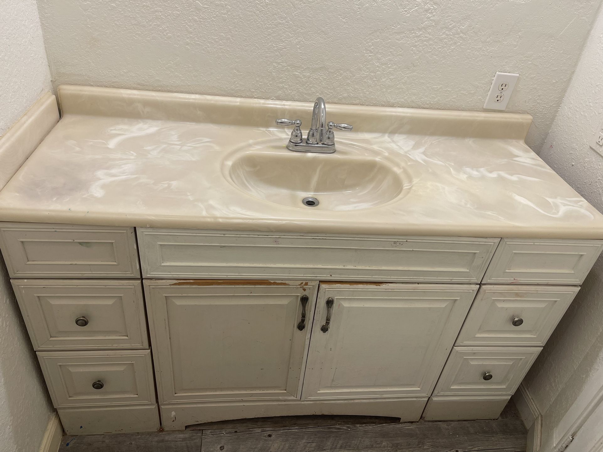 5 Ft Vanity With Countertop And Sink Faucet $200
