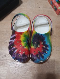 MAKE AN OFFER CROCS SIZE J 6 (JUNIORS SIZE 6)