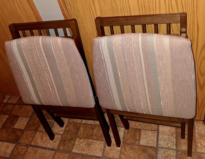 A SET OF 2 WOOD & METAL FOLDING CHAIRS