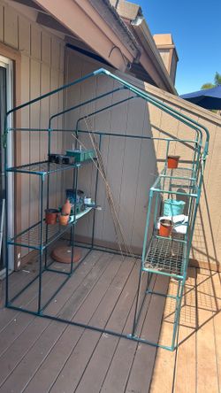 Free greenhouse garden stand with racks