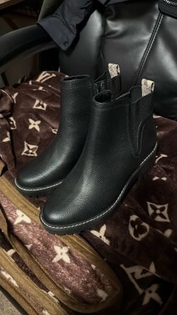 Universal Threads. Size 8.5.