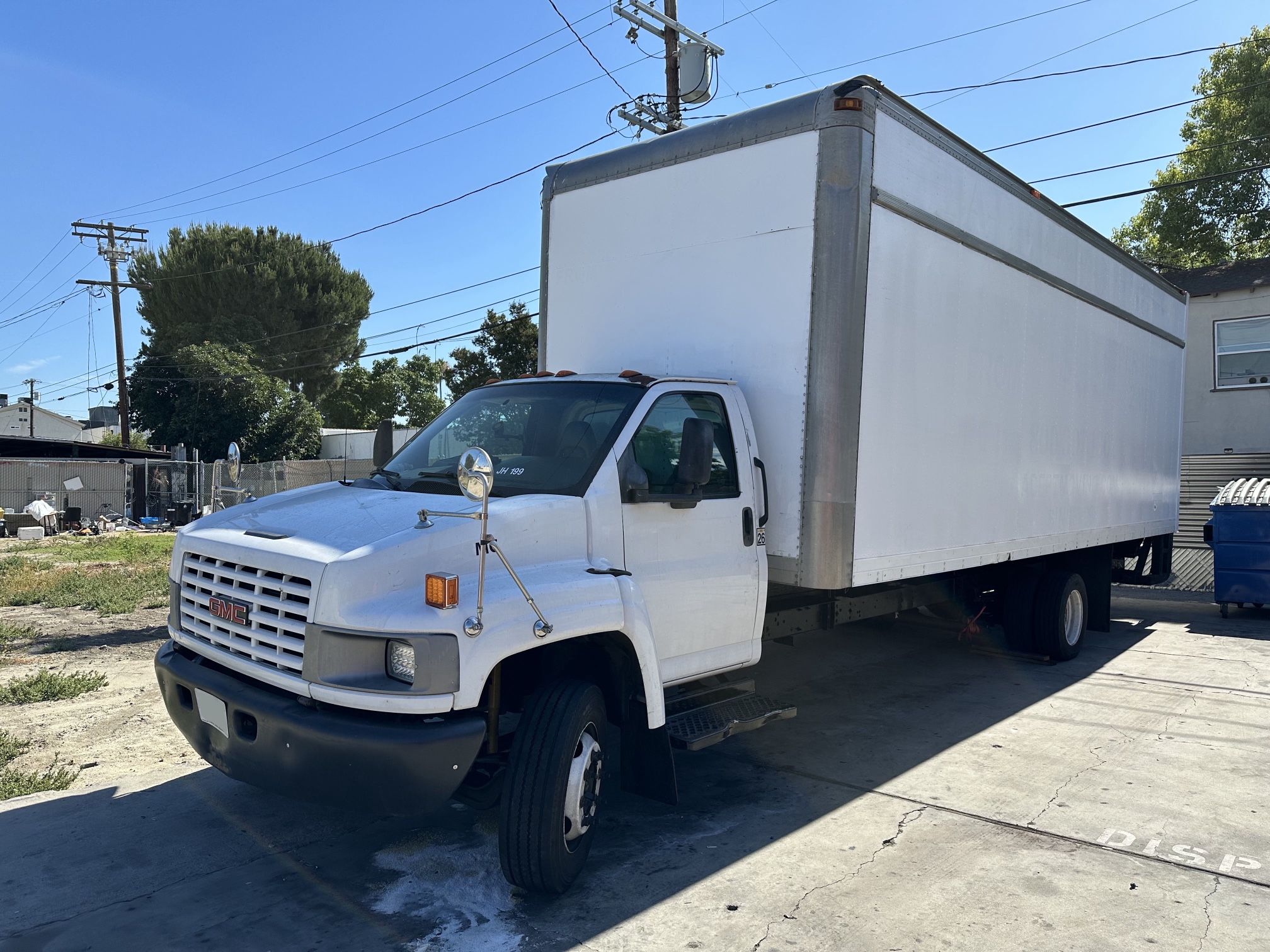 26ft Super High Cube Box with Liftgate – Truck Included (Gift)