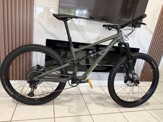 Specialized Status 140 Mountain Bike (Size Medium / S3) - Like New / MulletDescription:Selling a Specialized Status 140 full-suspension mountain bike 