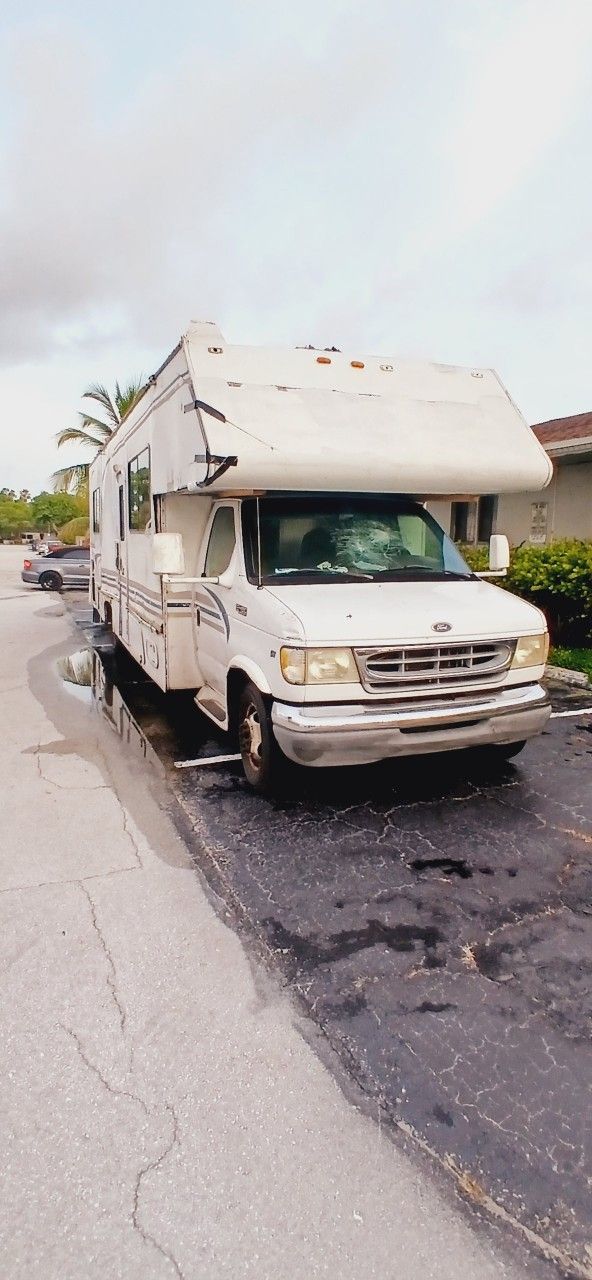 1999 Thor / Ford E-450 Super Duty Chatau 31'