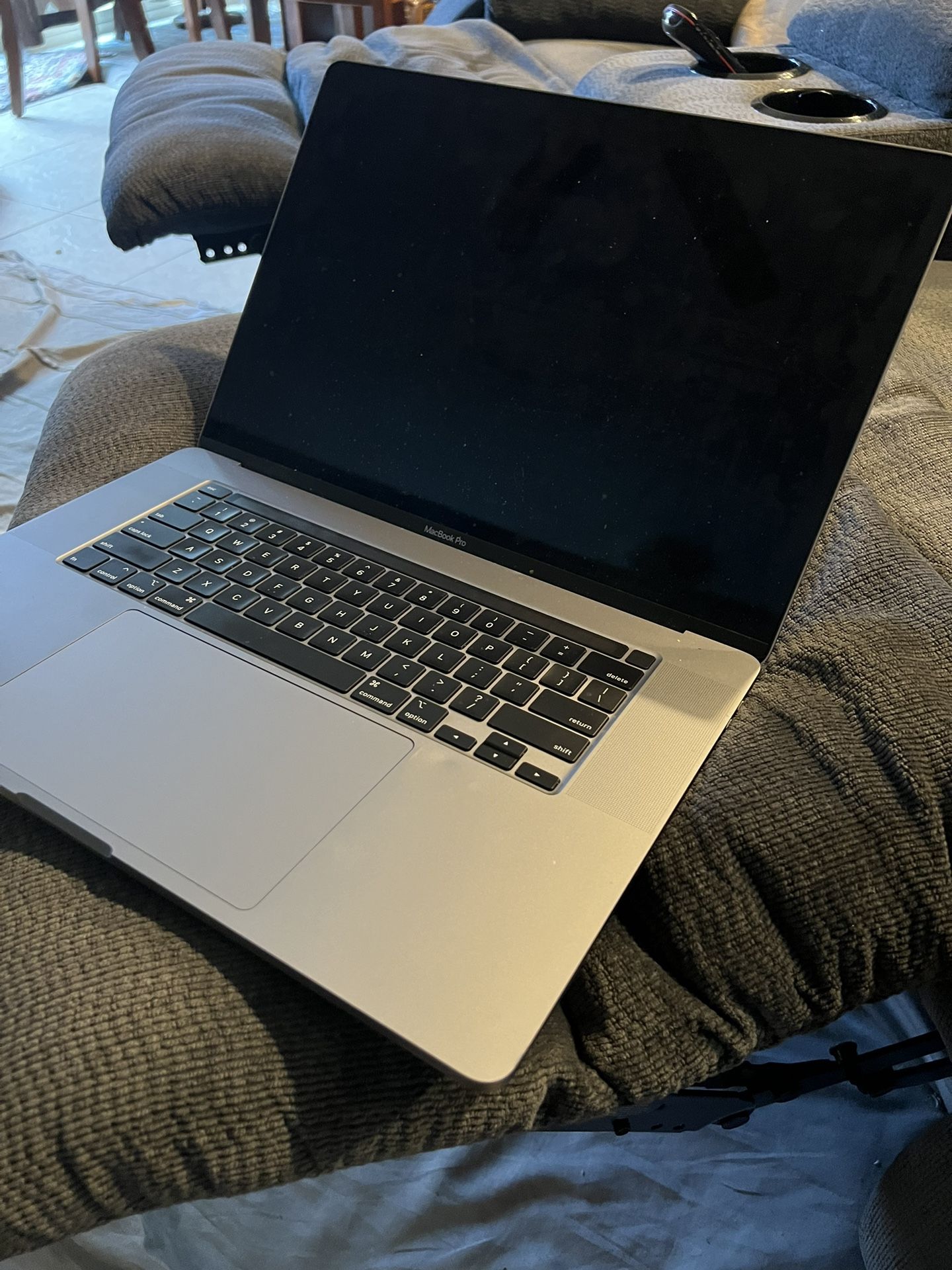Apple MacBook Pro with Intel Core i7 (16 inch, 16GB RAM, 512gb Storage)