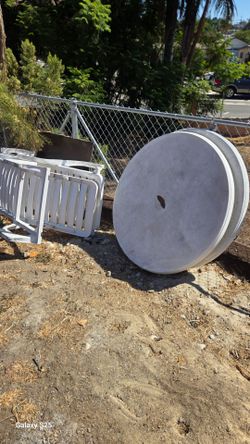 Plastic round table, pool chairs