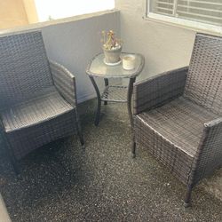 Mesa con dos Sillas para Exteriores.  Table with two chairs for outdoor use