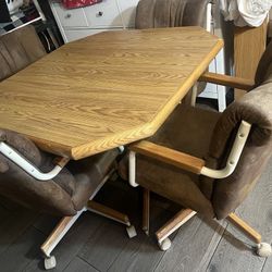 Mesa Con 4 Sillas En Muy Buenas Condiciones 
