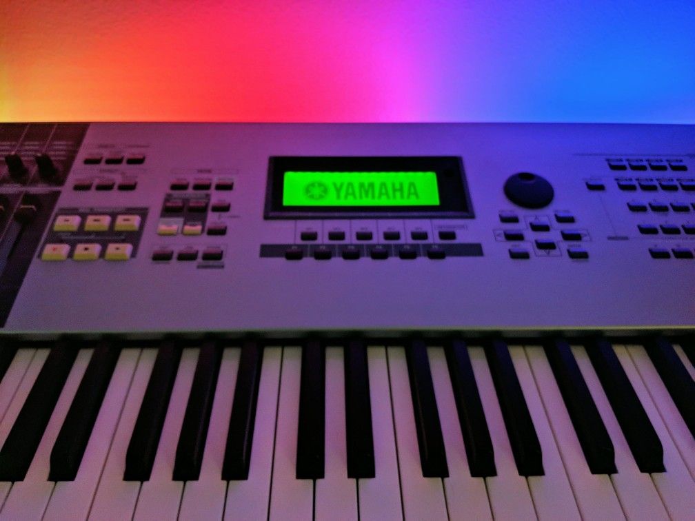 Yamaha Motif ES8 Music Production Synthesizer/Piano/Keyboard