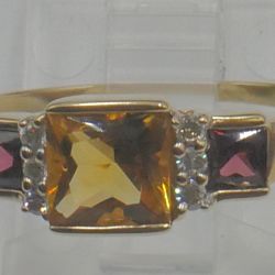 10KT YELLOW GOLD RING SIZE 8.5 2.4 GRAMS ; 6 SMALL DIAMONDS MINT. 871987-1.