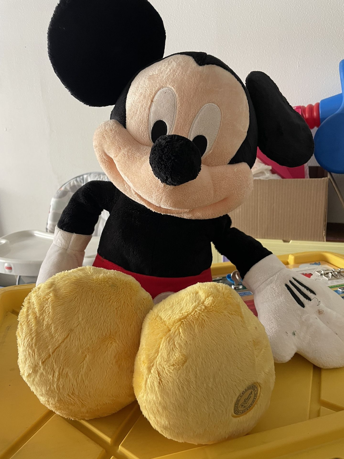 Giant Mickey Mouse, Disney Store
