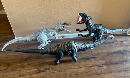 Jurassic World Dominion Dreadnoughtus 5-Foot Long Dinosaur + 2 T Rex Figures 39”