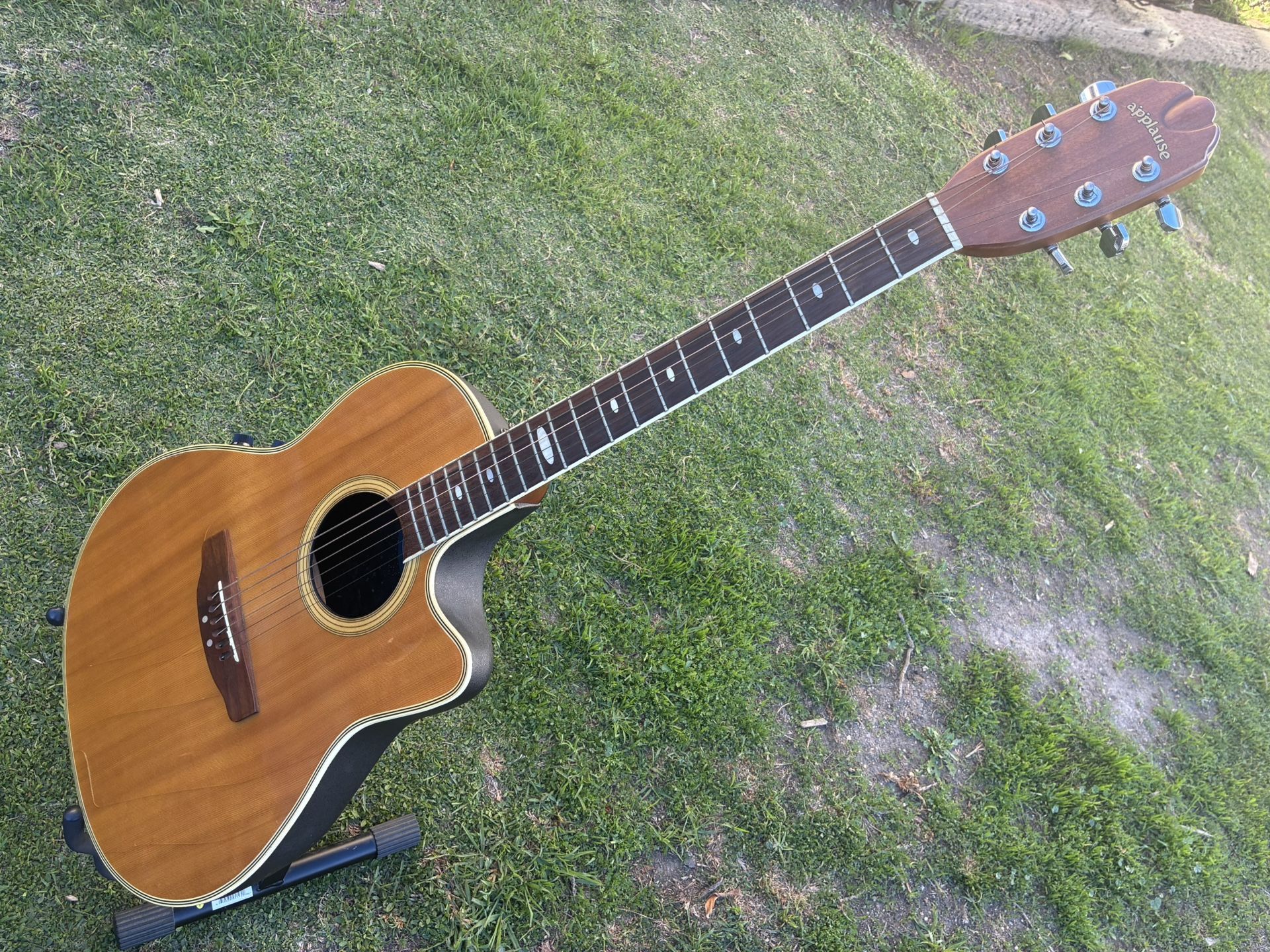 Applause (round back) electric/acoustic guitar