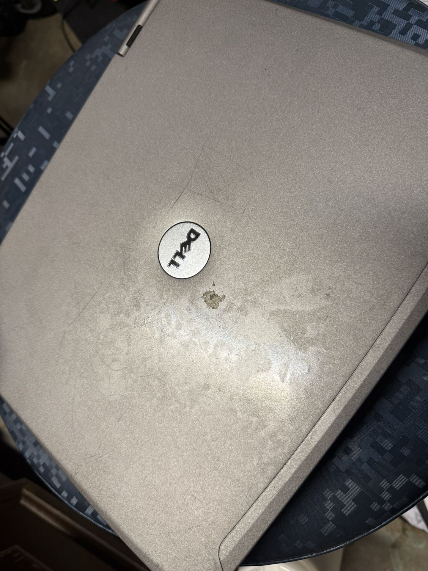 Selling this Dell Latitude D610 laptop with charger It turns on as seen in the picture