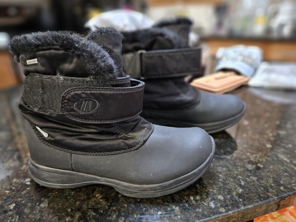 New Technica, Gore-Tex Women's Boot Waterproof Fur Size 8, $20