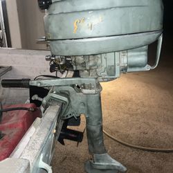 Vintage 1940s 7.5 hp Elgin outboard motor. 