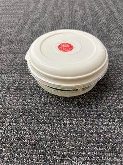 Vintage Rubbermaid Servin' Saver Round 1.7 pt Press Center Lid Microwave Safe