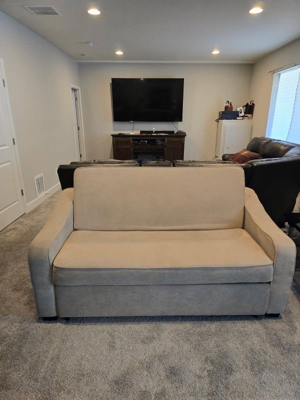 Manufacture; Lifestyle. Model: Houston. Serta coils.
Sleeper/Sofa/Lounger