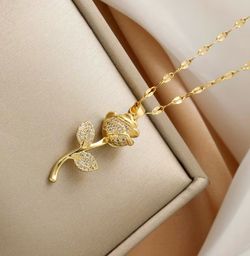✨💥NEW 18K GOLD PLATED STUNNING ROSE NECKLACE 💥✨