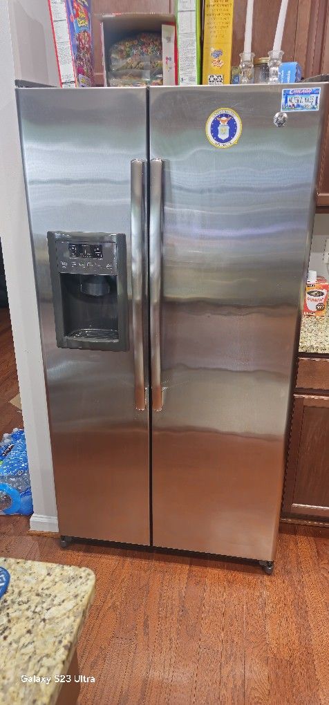GE 24.7 cu. ft side by side refrigerator with Icemaker