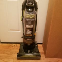 NEW cond EURIKA COMMERCIAL VACUUM WITH COMPLETE ATTACHMENTS  , AMAZING POWER SUCTION  , WORKS EXCELLENT  , IN The BOX 
