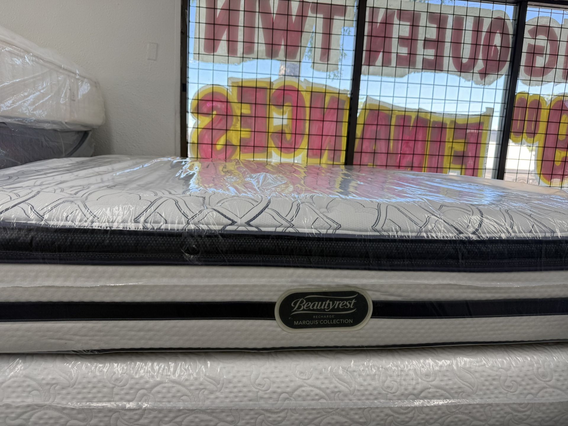 KING SIZE SIMMONS BEAUTYREST RECHARGE PILLOW TOP MATTRESS & BOX SPRINGS BED SET