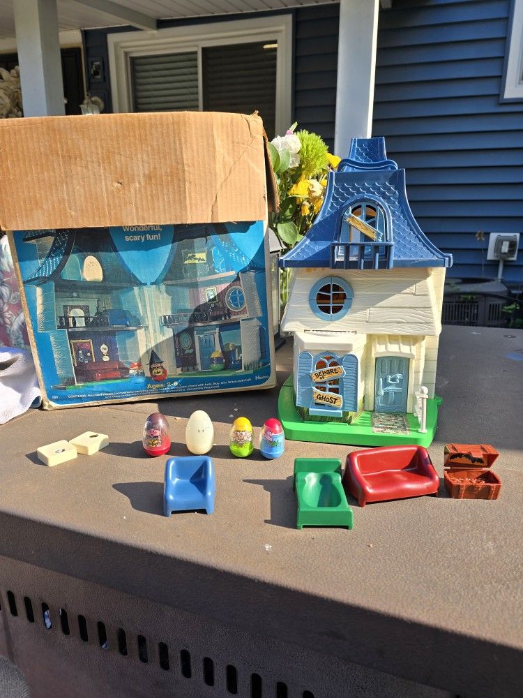Vintage HASBRO Weebos Haunted House play set with accessories and Weebos