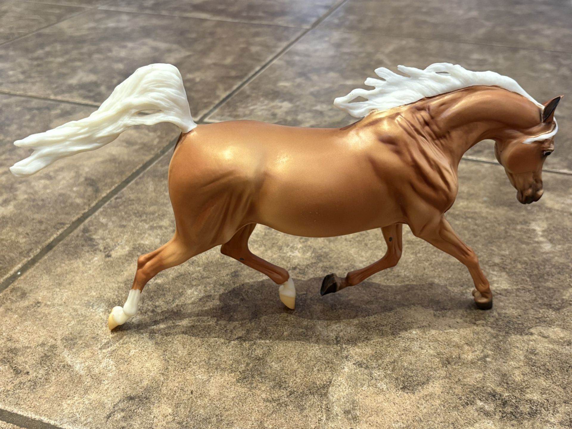 Breyer Traditional Treasure Hunt Palomino Arabian Mare Horse Figurine