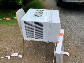 Black and decker window AC new condition with support bracket