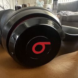 Beats Solo 2 Wireless Headphones Bluetooth Headphones & New Ear pads 