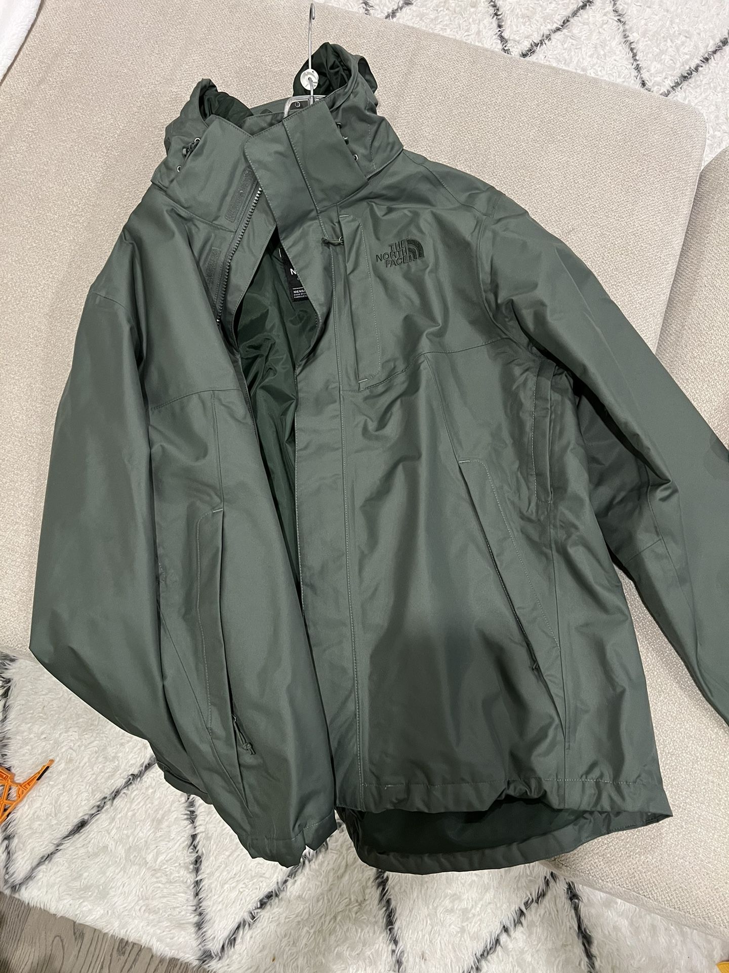 The North Face Green DRYVENT Jacket Size Medium 