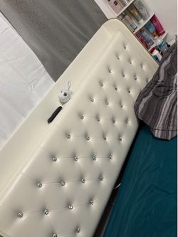 Vendo cama queen usada cómo nueva con Bluetooth y un proyector hermoso
