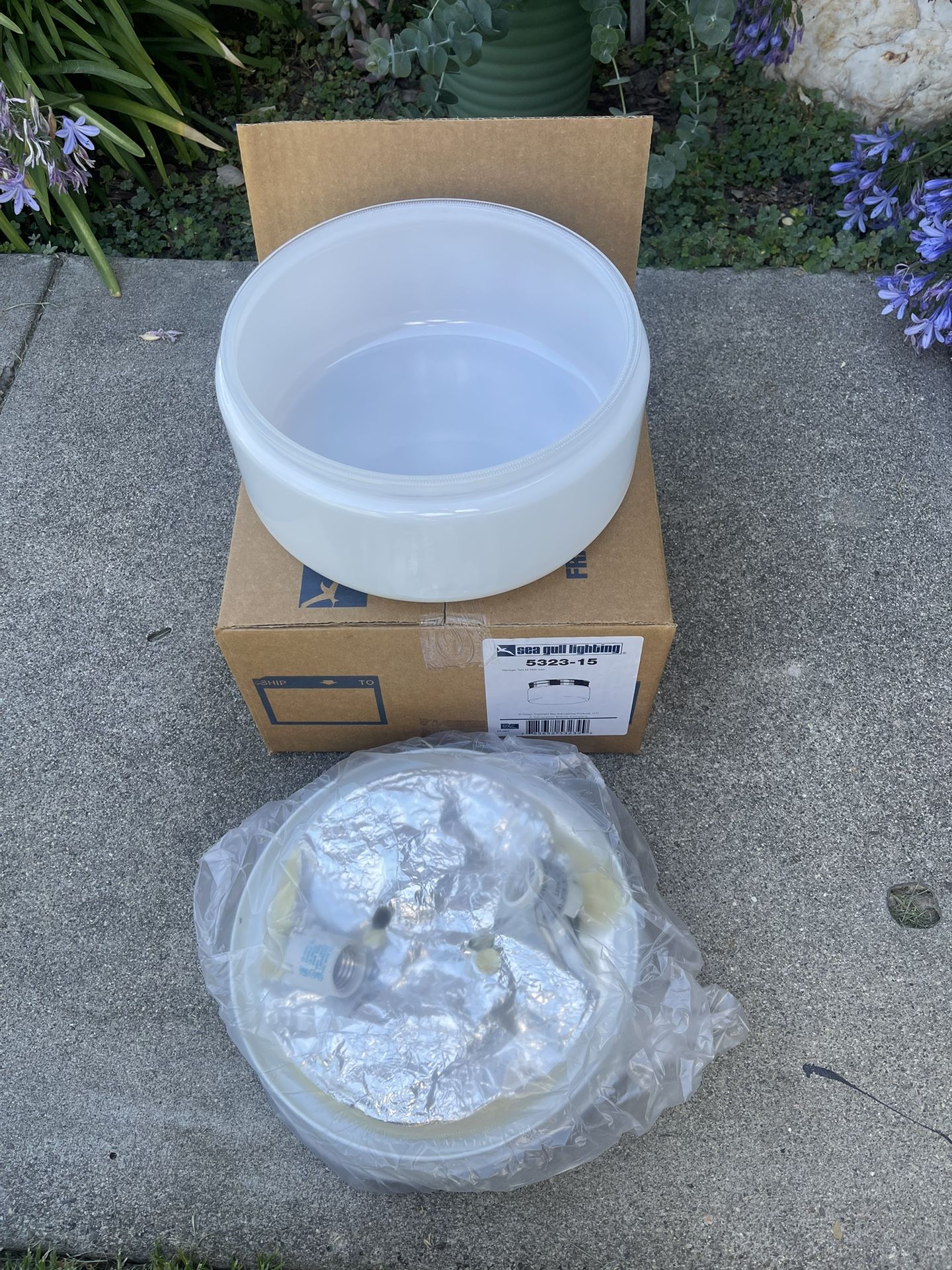 New In Box Ceiling Light / Luz Interior Nueva