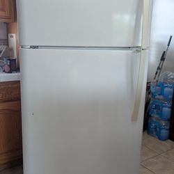 Kenmore Top freezer refrigerator