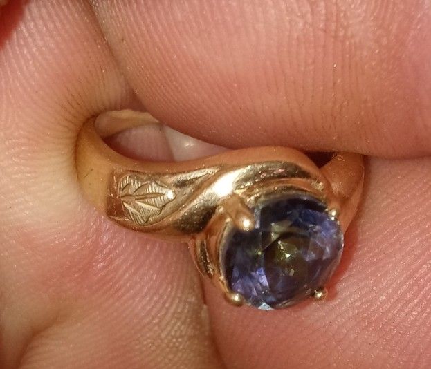 10k Corundum Chameleon Sapphire Gold Ring