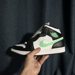 Jordan 1 Mid Size 8.5m Or Trades 