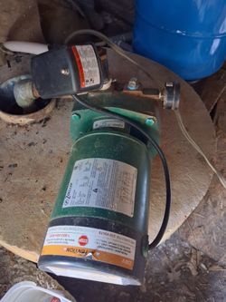 Zeoller well pump with 10 gal bladder tank