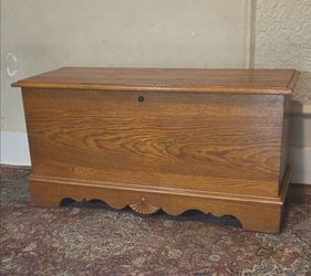 Nice Lane & Company Cedar/Hope Chest. 40" x 20" x 15", Nice Condition.