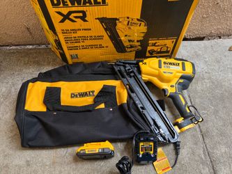 DEWALT 20V MAX XR  2-1/2 in. 15-Gauge Finish Nailer Kit with 2.0Ah Battery, Charger and Contractor Bag