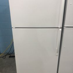 22 Cubic Foot Refrigerator With Ice Maker 