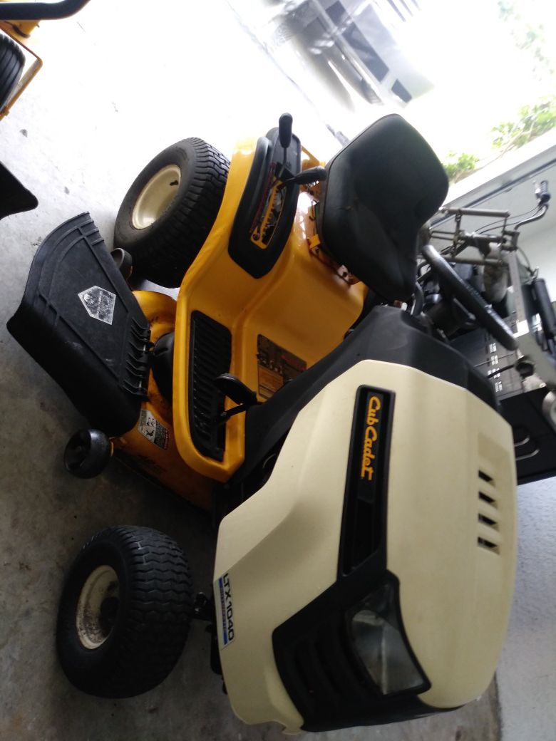 I am selling my Cub Cadet had 118 hours its working all perfect. I need room because i buy another big tractor. Delivery Avalaible in Lehigh