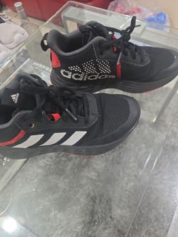 Nice Addidas kids 3 1/2 shoes!
