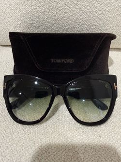 Tom Ford Anoushka TF371 Oversized Cat-Eye Sunglasses – Black & Gold
