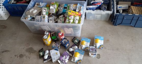 HUNDREDS OF BRAND NEW LIGHTBULBS TAKE ALL  25$