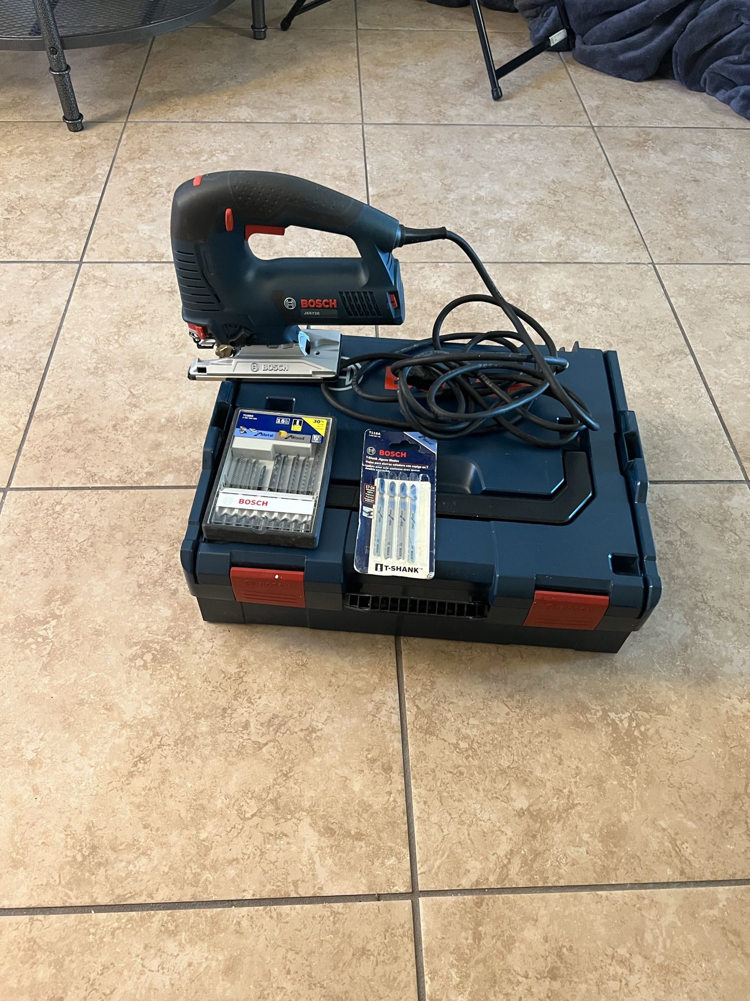 Bosch Jigsaw (JS572EK) + blade Set